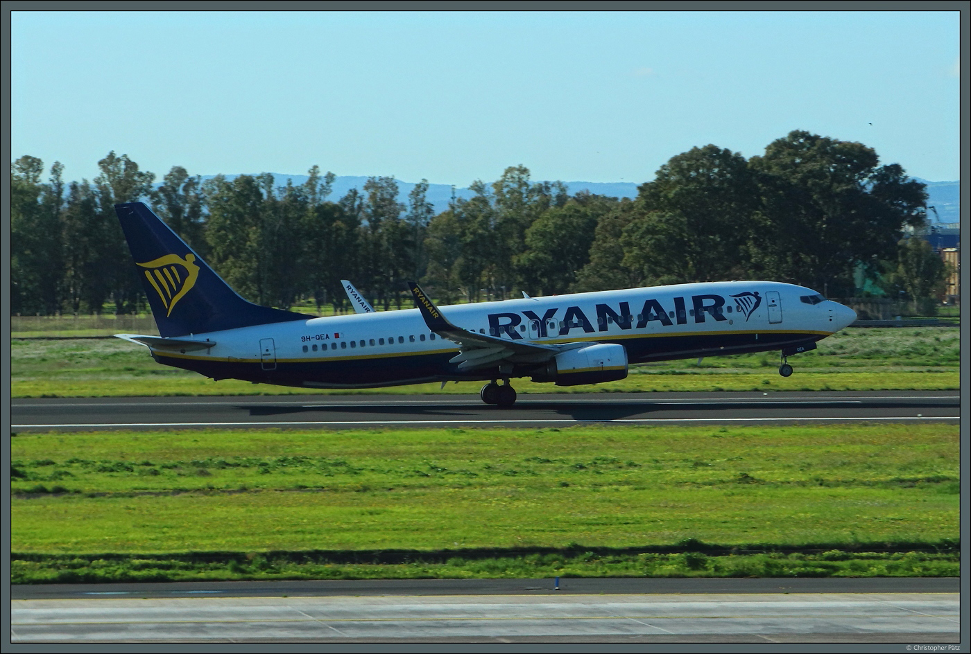 Die 737-8AS 9H-QEA der zu Ryanair gehörenden Malta Air hebt am 02.03.2024 in Catania ab.