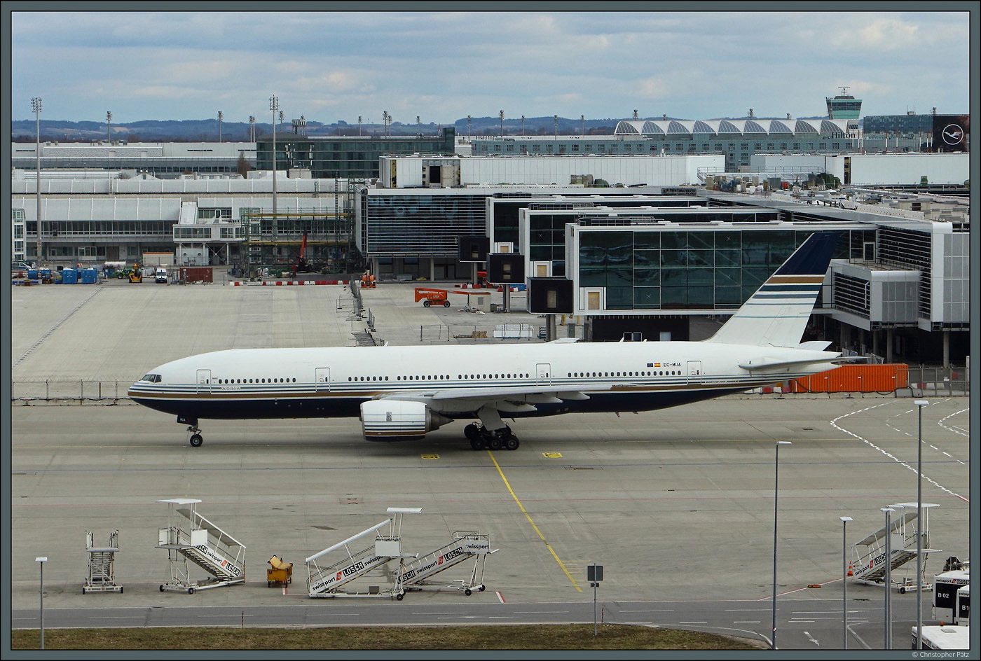 Die 777-212ER EC-MUA der spanischen Charterfluggesellschaft Privilege Style hat am 11.03.2023 nur einen kurzen Flug vor sich, als sie in München am Terminal 1 vorbeirollt. Als Flug DE4875 geht es für Condor nach Frankfurt (Main).