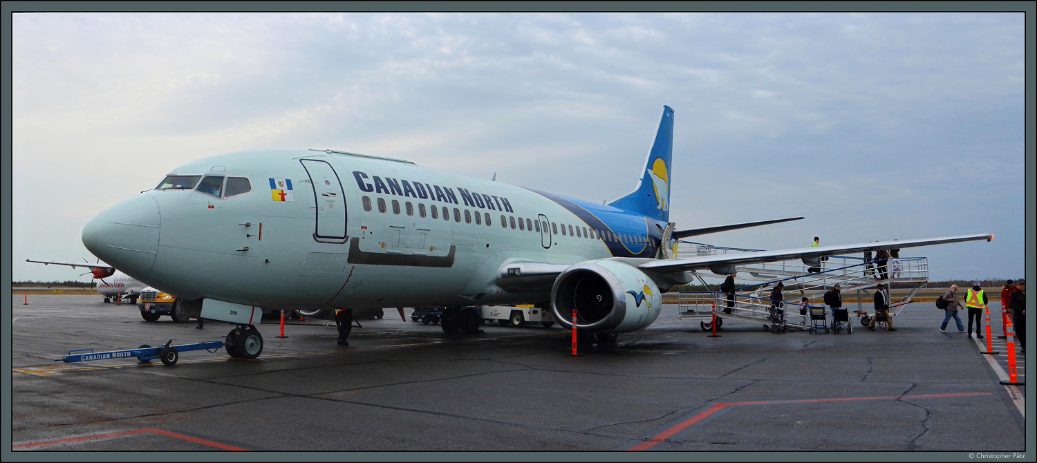 Die Boeing 737-36N(QC) C-GZCN der Canadian North ist eine der Combi-Frachter, erkennbar an der Klappe hinter dem Vordereinstieg. Am 19.10.2022 ist die 23 Jahre alte Maschine aus Edmonton kommend in Yellowknife gelandet.