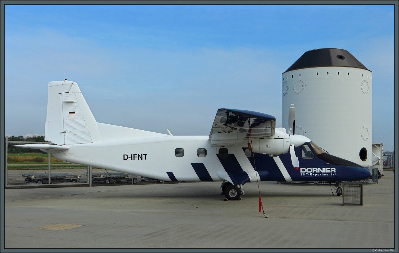Die Dornier Do-28E-TNT D-IFNT diente als Experimentalsflugzeug für die neuentwickelten Tragflächen. Im Dorniermuseum Friedrichshafen steht die Maschine am 05.10.2023 auf dem Freigelände.