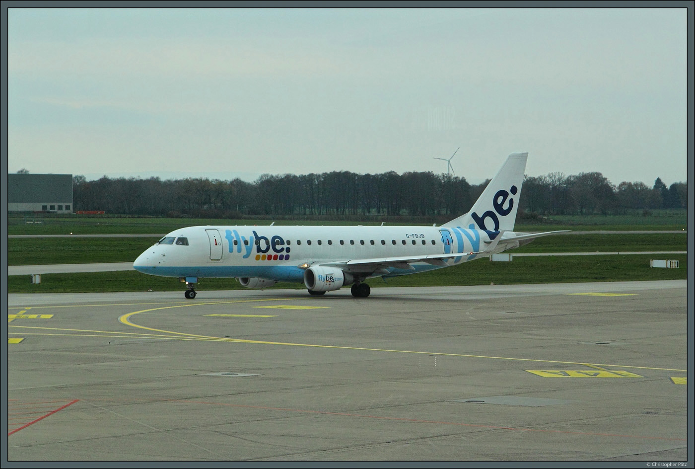 Die Embraer 175 G-FBJB der Flybe ist am 16.11.2015 in Hannover geschoben gelandet. Ende Januar 2023 stellt Flybe den Betrieb ein.