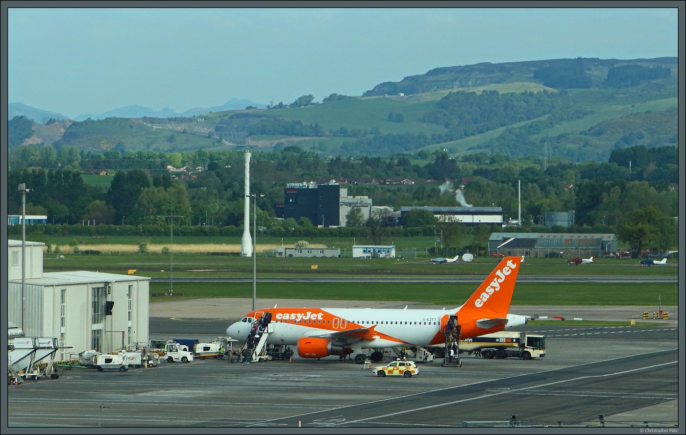Fluggäste steigen am 08.05.2025 in die A319-111 G-EZFT von EasyJet ein