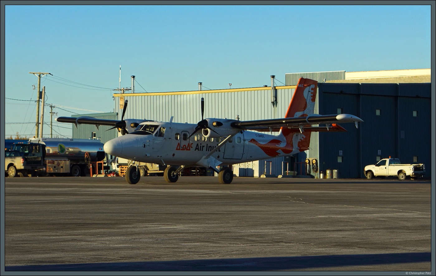 Für die abgelegenen Flugplätze setzt Air Inuit mehrere Twin Otter ein. Die C-GMDC ist seit 1981 im Einsatz. Am 12.10.2022 wartet sie in Kuujjuaq im Abendlicht auf den nächsten Flug.