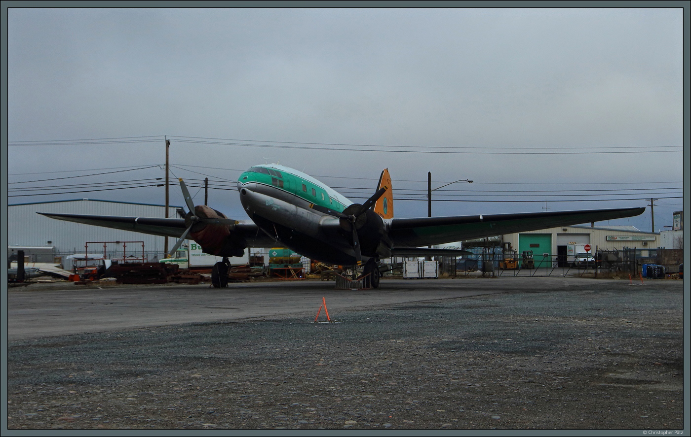 Für Frachtflüge in den Northwest Territories setzt Buffalo Airways weiter die 1945 gebaute Curtiss C-46 Commando C-GTPO ein, da sie besser als moderne Maschinen mit den arktischen Bedingungen und unbefestigten Pisten zurechtkommt. (Yellowknife, 20.10.2022)