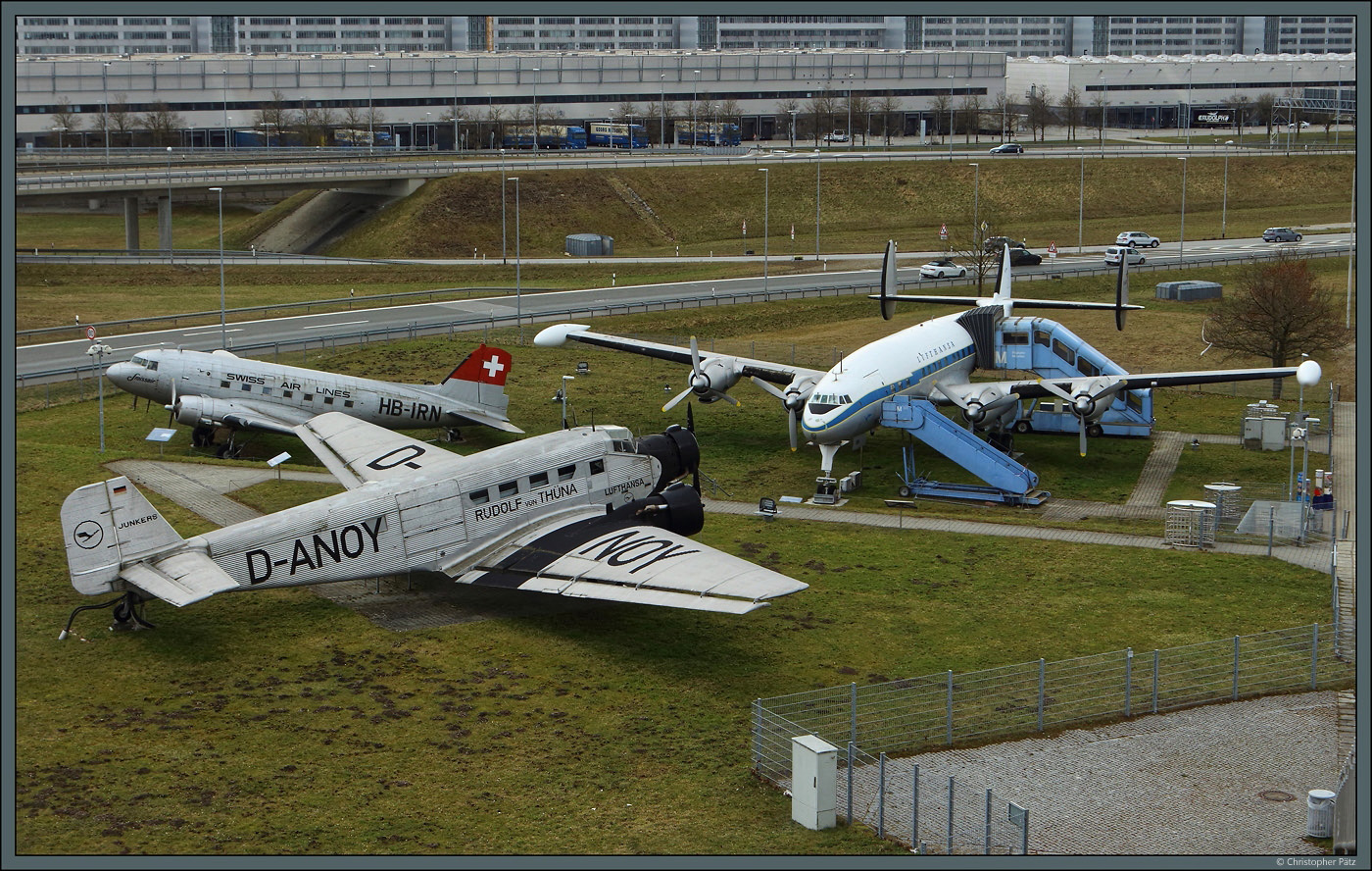 Im Besucherpark des Flughafens München sind drei historische Flugzeuge ausgestellt. Vorn die Ju-52/3M D-ANOY der Lufthansa. Rechts dahinter die Lockheed L-1049G Super Constellation D-ALEM, welche ebenfalls für die Lufthansa flog. Links von ihr steht eine als HB-IRN der Swissair lackierte Douglas DC-3(C). Eine Maschine mit dieser Registrierung gibt es kurioserweise zweimal, die andere DC-3 ist im Verkehrshaus Luzern ausgestellt. Die in München stehende Maschine trug tatsächlich nie diese Registrierung, sondern war zuletzt für Norfly als LN-KLV im Einsatz. (München, 11.03.2023)