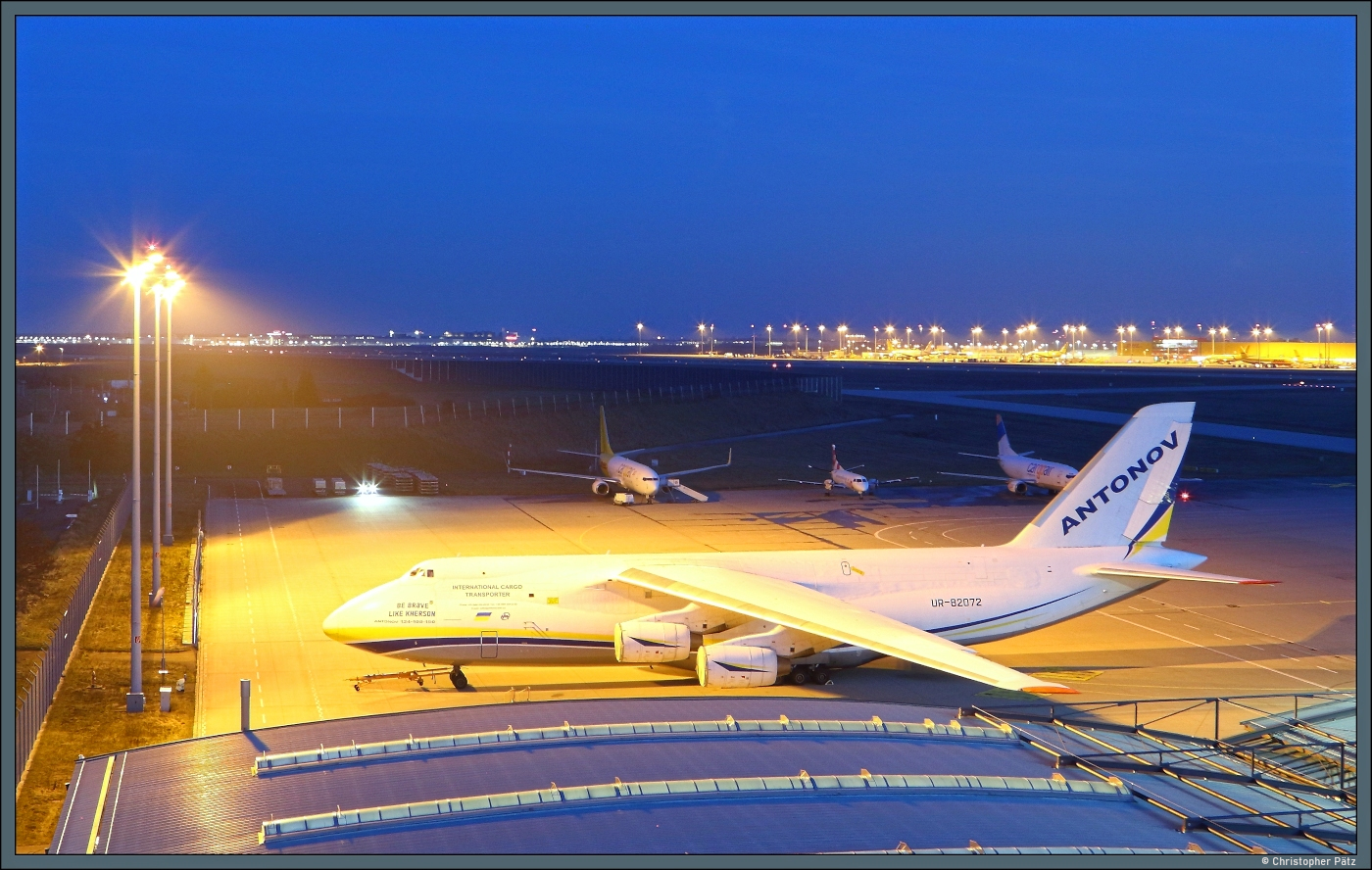 Nach dem russischen Angriff auf die Ukraine hat Antonov Airlines ihre Basis nach Leipzig verlegt. Am 17.01.2026 wartet die An 124-100 UR-82072  Kherson  zur blauen Stunde in Leipzig auf den nächsten Einsatz.