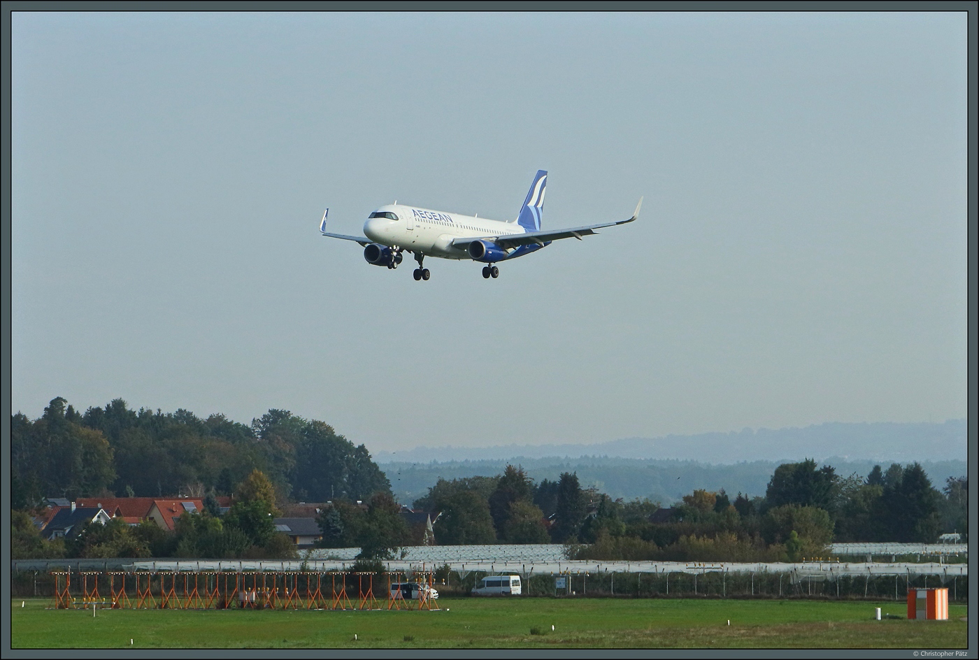 Über den Obstplantagen setzt der A320-232 SX-DGZ der Aegean Airlines am 05.10.2023 zur Landung in Friedrichshafen an. Der Flug A3 4314 kommt von der griechischen Insel Rhodos.