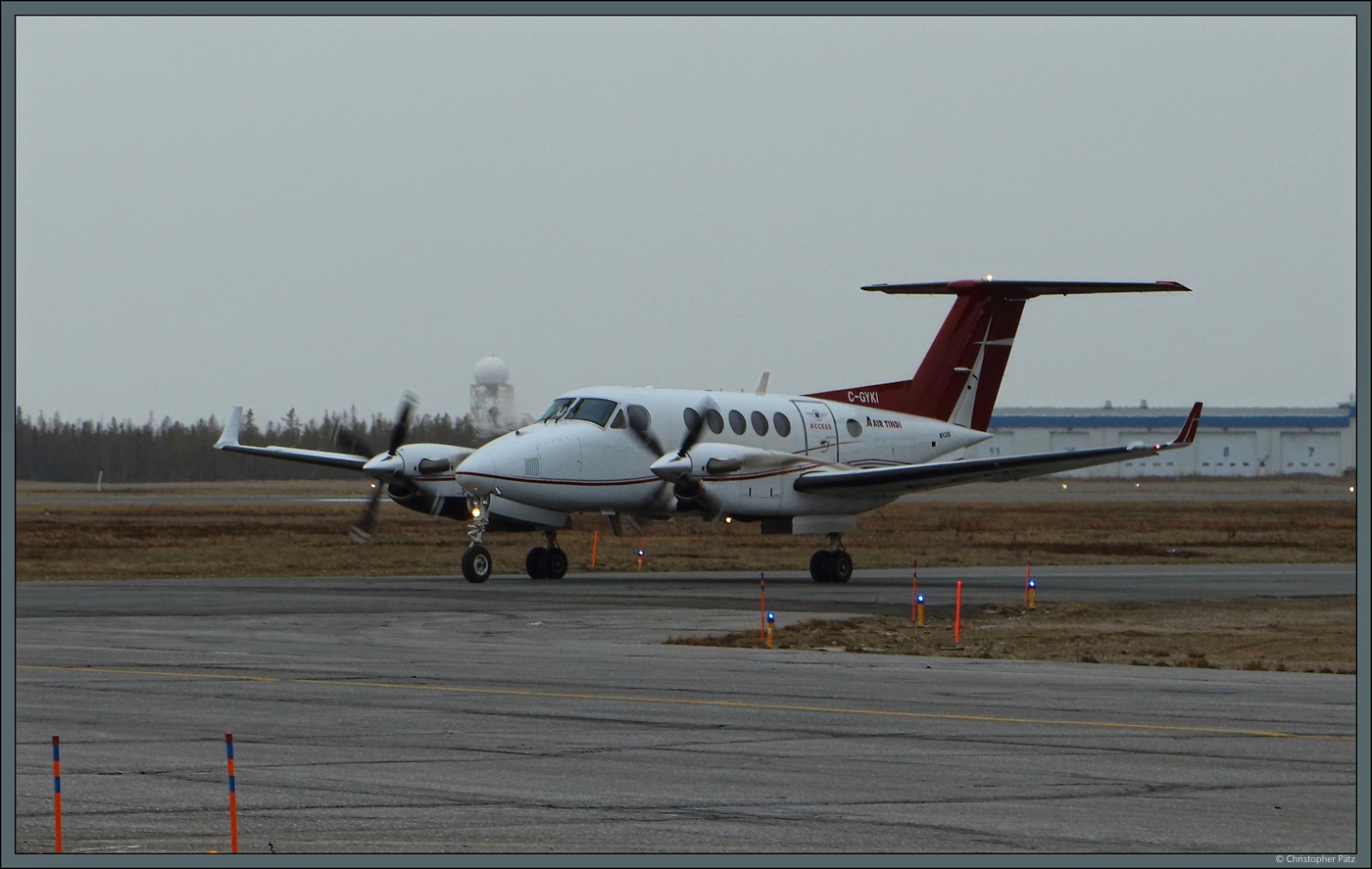 Zur Flotte von Air Tindi gehört die Beechcraft Super King Air 250 C-GYKI, die am 20.10.2022 über das Vorfeld des Flughafens Yellowknife rollt.