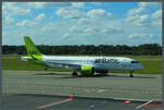 Die A220-300 YL-CSG der Air Baltic rollt am 02.09.2024 in Riga zur Startbahn.