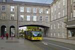 Ein Citaro-Gelenkbus der Ruhrbahn passiert auf der Linie 124 das M�lheimer Rathaus.