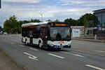 Wagen 6128, ein Citaro Low Entry der mobiel, f�hrt am 29.07.22 als Betriebsfahrt an der Stadtbahn-Wendeschleife Babenhausen S�d vorbei.