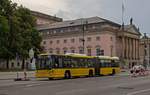 Vor der Kulisse der Berliner Staatsoper rollt Wagen 4564 durch den baustellenbedingt nur z�flie�enden Verkehr Unter den Linden.