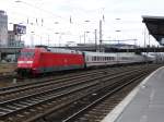 101 025 passiert die S-Bahn-Haltestelle Warschauer Stra�e; 09.04.2012