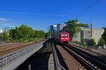 Dieser von 101 089 geschobene InterCity hat am 05.08.2020 den Gro�teil der Fahrt noch vor sich, seit dem Start in Hamburg-Altona sind erst wenige Kilometer zur�ckgelegt worden. Vermutlich handelt es sich um den leicht versp�teten IC 2321, der �ber Bremen und das Ruhrgebiet nach Frankfurt (Main) unterwegs ist.