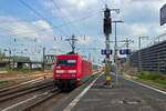 101 069 schiebt am 13.04.2022 einen InterCity in Richtung Norden durch K�ln-Messe/Deutz.