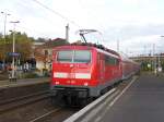 111 155 verl�sst, einen RE4 gen Dortmund schiebend, den Bahnhof Wuppertal-Oberbarmen.
