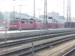 111 203 steht am 29.10.2011 mit einem Regionalzug nach M�nchen in N�rnerg.