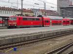 111 206 verlässt mit einem RE nach Nürnberg den Münchner Hauptbahnhof.