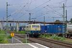 Auch wenn die Lokomotive 111 174 als ehemalige S-Bahn-Lokomotive den blau/beigen Lack erstmals tr�gt, stellt sie damit einen interessanten Blickfang auf deutschen Gleisen dar.