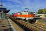 Im Jahr 1979 war 111 111 die erste f�r den S-Bahnverkehr im Ruhrgebiet vorgesehene Lok der Baureihe 111, die in der grau/orangen Produktfarbe ausgeliefert wurde.
