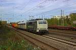 111 222 von Railadventure bef�rdert am 27.10.22 zwei G�terwagen s�dw�rts durch D�sseldorf-Rath.