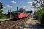 Nein, das ist kein Kurzzug auf dem RE1, sondern eine �berf�hrungsfahrt. Vermutlich aus Cottbus kommend durchf�hrt 112 124 mit einem Doppelstock-Steuerwagen den Bahnhof Erkner.