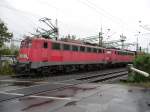 140 843 und 833 passieren am 17.10.2012 einen Bahn�bergang in D�sseldorf-Eller.