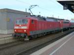 120 102 durchf�hrt den Dortmunder Hauptbahnhof mit einem bunten �berf�hrungszug, hinter ihr die abgeb�gelte 140 537, ein Dosto-Steuerwagen und diverse IC-Wagen, 12.2.14.