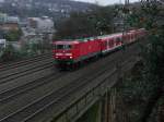 143 601 �berquert am 21.11.2009 mit einer S-Bahn nach M�nchengladbach den Sonnborner Viadukt in Wuppertal.