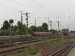 Eine unerkannt gebliebene Lok der Baureihe 143 erreicht an 17.10.2012 den Bahnhof D�sseldorf-Rath.
