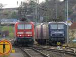 Am 9.1.14 treffen sich gleich drei 143er in G�schwitz: 143 566 mit dem RB nach Saalfeld, daneben 3 abgestellte Loks, vorne 143 638, 112 der RBH Logistics.