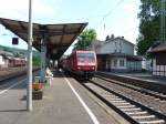 145 010 durchf�hrt am 05.06.2010 den Bahnhof Linz (Rhein) mit einem G�terzug.