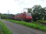 145 021 ist mit einem G�terzug auf der Rechten Rheinstrecke nordw�rts unterwegs.
