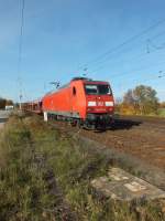 Interessante Form des Personalwechsels: Zug aufs Nebengleis; mit dem DB-Auto angekarrter Ersatzlokf�hrer klettert auf die Lok; Lokf�hrer wird mit dem Auto weggefahren, Zug f�hrt weiter.