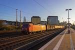 W�hrend viele Loks der Baureihe 145 in den letzten Monaten an die MEG und RBH verkauft wurden, geh�rt 145 044 nach wie vor DB Cargo und f�hrt am 04.12.19 im letzten Licht durch D�sseldorf-Rath in