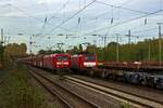 Begegnung zweier G�terz�ge in D�sseldorf-Rath: W�hrend 189 068 mit einem Containerzug in Richtung Norden unterwegs ist, rollen 145 001 und 145 067 mit einem Ganzzug Selbstentladewagen in die