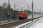 Vor der grauen Schallschutzmauer und dem wei�en Schnee ist die orangefarbene 145 082 von ArcelorMittal ein angenehmer Farbtupfer.