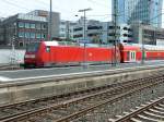 146 023 am 3.8.13 mit einem RE1 nach Hamm (Westfalen) im D�sseldorfer Hauptbahnhof.