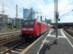 Am Zugschluss eines RE1 nach Aachen erreicht 146 022 am 3.8.13 D�sseldorf Hauptbahnhof.