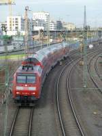 Silvester 13: 146 002 n�hert sich als RE 6 dem Ziel D�sseldort Hbf, hier an der Br�cke Am Wehrhahn.