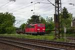 Mit einem mit Stahlrohren beladenen G�terzug f�hrt 151 034 am 16.05.19 in Oberhausen-Osterfeld ein.