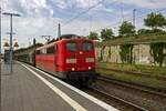 Wie es immer so ist: Die spannenden Z�ge bzw. Lokomotiven kommen auf dem unpassenden Gleis oder der falschen Richtung. So auch in diesem Fall: Eine der wenigen noch von DB Cargo eingesetzten 151, 151 045 ist mit einem G�terzug in Brackwede unterwegs.