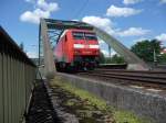 152 026 zeigt sich am 06.08.2010 an der Wiedbr�cke in Neuwied mit einem G�terzug.
