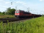 In der N�he von Gladbeck-West ist hier 155 213 am 16.7.13 mit einem gemischten G�terzug unterwegs.