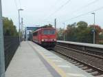 155 028 durchf�hrt am 9.10.13 den Bahnhof Erkner in Richtung Westen.