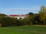 Eine 182 der DB zieht am 22.10.13 den RB von Halle nach Eisenach �ber den Viadukt bei Erfurt-Vieselbach.