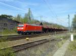 185 172 passiert mit einem Sch�ttgutzug die Reste des denkmalgesch�tzten BWs in Eschwege-West (damals Niederhone), 24.4.15.