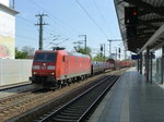 Ein seltenes Bild: eine von hunderten 185ern mir einem G�terzug, fotografiert vom Bahnsteig eines Bahnhofes.