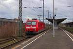 Die 185 043 hat das Abstellgleis hinter den Wanne-Eickeler Bahnsteiggleisen verlassen und ist vermutlich auf dem Weg in den G�terbahnhof.
