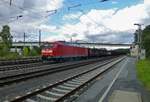 Ein von 185 077 gezogener G�terzug fuhr am 02.10.2019 in H�he von Duisburg-Entenfang in Richtung S�den.